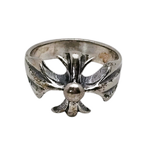Load image into Gallery viewer, Bague en croix pattée stylisée en argent, années 1970-1980 Le Charme des Violettes - Brocante en ligne
