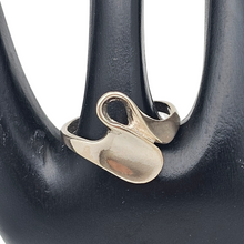 Load image into Gallery viewer, Bague moderniste au design sculptural en argent, années 1970 Le Charme des Violettes - Brocante en ligne
