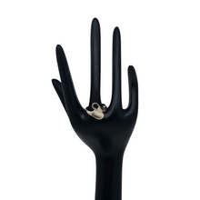 Load image into Gallery viewer, Bague moderniste au design sculptural en argent, années 1970 Le Charme des Violettes - Brocante en ligne
