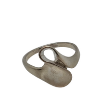 Load image into Gallery viewer, Bague moderniste au design sculptural en argent, années 1970 Le Charme des Violettes - Brocante en ligne

