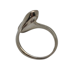 Load image into Gallery viewer, Bague moderniste au design sculptural en argent, années 1970 Le Charme des Violettes - Brocante en ligne
