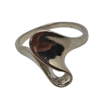 Load image into Gallery viewer, Bague moderniste au design sculptural en argent, années 1970 Le Charme des Violettes - Brocante en ligne
