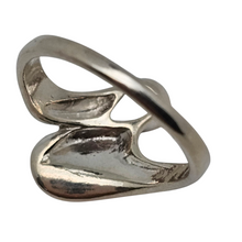 Load image into Gallery viewer, Bague moderniste au design sculptural en argent, années 1970 Le Charme des Violettes - Brocante en ligne
