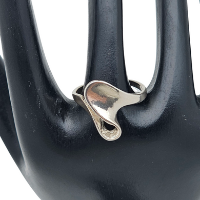 Bague moderniste au design sculptural en argent, années 1970 Le Charme des Violettes - Brocante en ligne