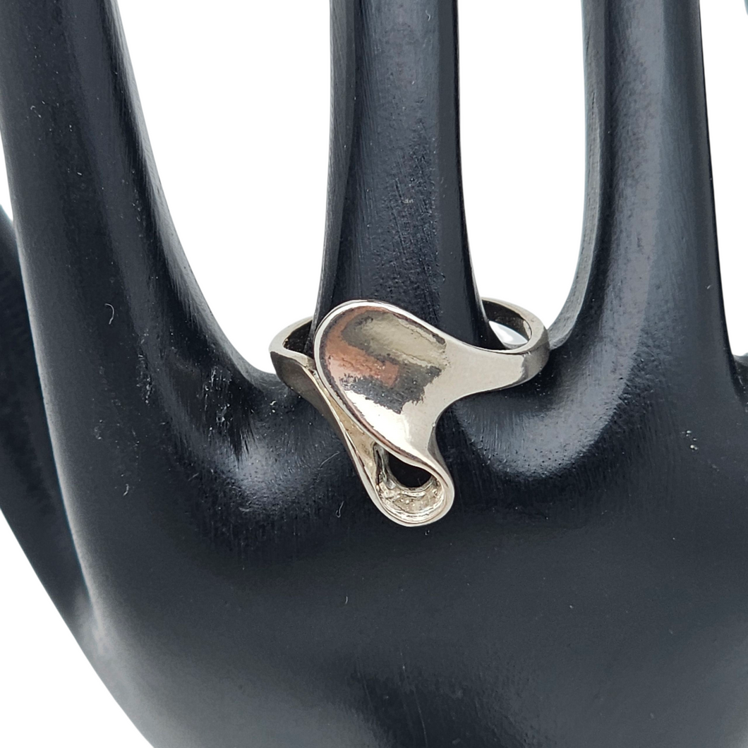 Bague moderniste au design sculptural en argent, années 1970 Le Charme des Violettes - Brocante en ligne