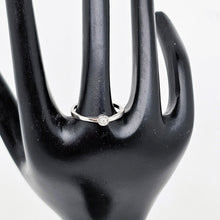 Charger l'image dans la galerie, Bague solitaire en or blanc 18 carats sertie d’un diamant
