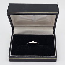Charger l'image dans la galerie, Bague solitaire en or blanc 18 carats sertie d’un diamant
