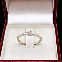 Charger l'image dans la galerie, Bague solitaire en or blanc 18 carats sertie d’un diamant
