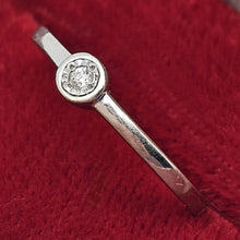 Charger l'image dans la galerie, Bague solitaire en or blanc 18 carats sertie d’un diamant
