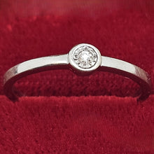 Charger l'image dans la galerie, Bague solitaire en or blanc 18 carats sertie d’un diamant
