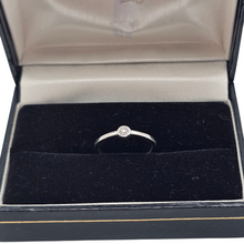 Charger l'image dans la galerie, Bague solitaire en or blanc 18 carats sertie d’un diamant
