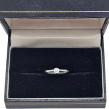 Charger l'image dans la galerie, Bague solitaire en or blanc 18 carats sertie d’un diamant
