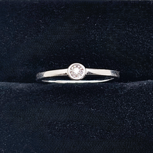 Charger l'image dans la galerie, Bague solitaire en or blanc 18 carats sertie d’un diamant
