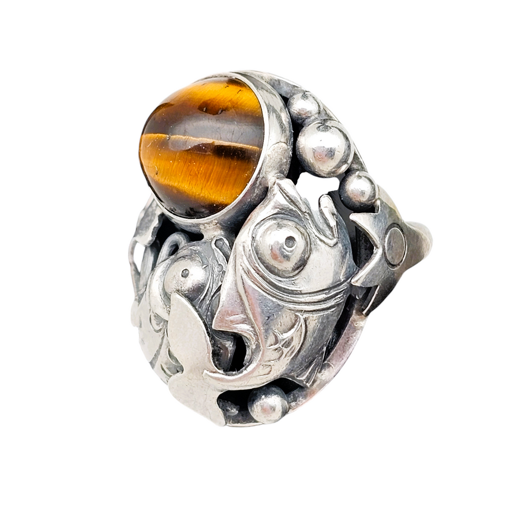 Niels Erik From. Bague Skønvirke fish en argent sterling et oeil de tigre, design danois, années 1950