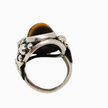 Charger l&#39;image dans la galerie, Niels Erik From. Bague Skønvirke fish en argent sterling et oeil de tigre, design danois, années 1950
