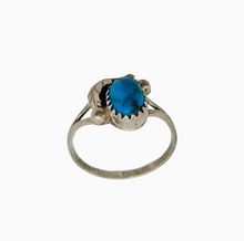 Load image into Gallery viewer, Old ring in 925 silver set with a turquoise
