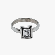 Charger l&#39;image dans la galerie, Bague en argent vintage sertie d&#39;un zircon taillé en émeraude
