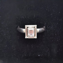 Charger l&#39;image dans la galerie, Bague en argent vintage sertie d&#39;un zircon taillé en émeraude
