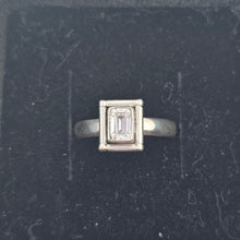 Charger l&#39;image dans la galerie, Bague en argent vintage sertie d&#39;un zircon taillé en émeraude
