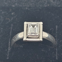 Charger l&#39;image dans la galerie, Bague en argent vintage sertie d&#39;un zircon taillé en émeraude
