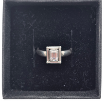 Charger l&#39;image dans la galerie, Bague en argent vintage sertie d&#39;un zircon taillé en émeraude
