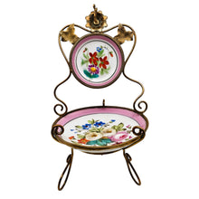 Charger l'image dans la galerie, Baguier en porcelaine peinte à la main – Fleurs et laiton doré, fin XIXe siècle Le Charme des Violettes - Brocante en ligne
