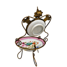 Charger l'image dans la galerie, Baguier en porcelaine peinte à la main – Fleurs et laiton doré, fin XIXe siècle Le Charme des Violettes - Brocante en ligne
