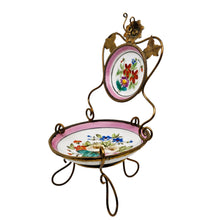 Charger l'image dans la galerie, Baguier en porcelaine peinte à la main – Fleurs et laiton doré, fin XIXe siècle Le Charme des Violettes - Brocante en ligne
