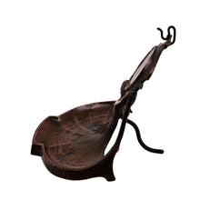 Charger l'image dans la galerie, Baguier porte-montre Art nouveau en bronze – Jeune femme, vers 1900 Le Charme des Violettes - Brocante en ligne

