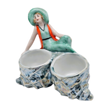 Load image into Gallery viewer, Baigneuse Art déco en porcelaine – Double saleron coquillage – Allemagne, années 1920-1930 Le Charme des Violettes - Brocante en ligne
