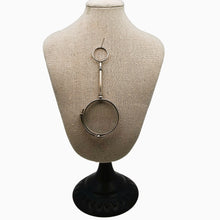 Load image into Gallery viewer, Lorgnon pliant ancien en métal argenté – Binocles de dame à mécanisme, vers 1900 Le Charme des Violettes - Brocante en ligne
