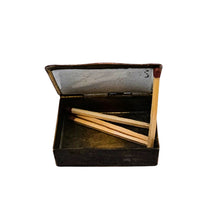 Charger l'image dans la galerie, Boîte à allumettes ancienne en laiton émaillé – Sérénade au clair de lune avec un petit chat, circa 1920-1930 Le Charme des Violettes - Brocante en ligne
