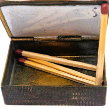 Charger l'image dans la galerie, Boîte à allumettes ancienne en laiton émaillé – Sérénade au clair de lune avec un petit chat, circa 1920-1930 Le Charme des Violettes - Brocante en ligne

