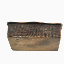 Charger l'image dans la galerie, Boîte à allumettes ancienne en laiton émaillé – Sérénade au clair de lune avec un petit chat, circa 1920-1930 Le Charme des Violettes - Brocante en ligne

