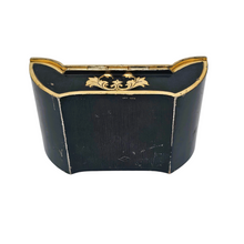Load image into Gallery viewer, Boîte à cigarettes en métal doré et laqué noir, années 1940

