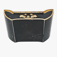 Load image into Gallery viewer, Boîte à cigarettes en métal doré et laqué noir, années 1940
