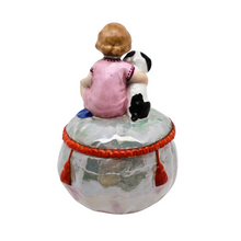 Charger l'image dans la galerie, Boîte à poudre ancienne en porcelaine, enfant et petit chien, années 1920-1930 Le Charme des Violettes - Brocante en ligne
