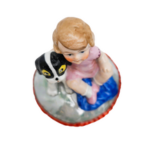 Charger l'image dans la galerie, Boîte à poudre ancienne en porcelaine, enfant et petit chien, années 1920-1930 Le Charme des Violettes - Brocante en ligne
