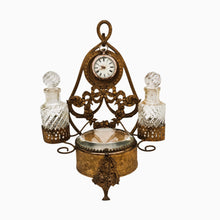Charger l'image dans la galerie, Nécessaire de boudoir – boîte à bijoux, porte-montre et flacons – style Louis XVI, fin XIXe Le Charme des Violettes - Brocante en ligne
