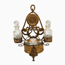 Charger l'image dans la galerie, Nécessaire de boudoir – boîte à bijoux, porte-montre et flacons – style Louis XVI, fin XIXe Le Charme des Violettes - Brocante en ligne
