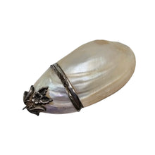 Afbeelding in Gallery-weergave laden, Boîte à chapelet - pendentif en nacre naturelle et métal argenté, début XXᵉ siècle Le Charme des Violettes - Brocante en ligne
