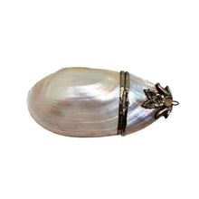 Afbeelding in Gallery-weergave laden, Boîte à chapelet - pendentif en nacre naturelle et métal argenté, début XXᵉ siècle Le Charme des Violettes - Brocante en ligne
