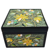 Charger l'image dans la galerie, Boîte artisanale à décor floral en quilling, milieu XXᵉ siècle

