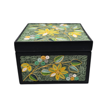 Charger l'image dans la galerie, Boîte artisanale à décor floral en quilling, milieu XXᵉ siècle
