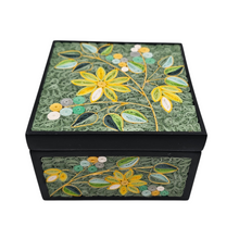 Charger l'image dans la galerie, Boîte artisanale à décor floral en quilling, milieu XXᵉ siècle
