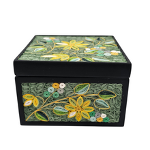 Charger l'image dans la galerie, Boîte artisanale à décor floral en quilling, milieu XXᵉ siècle
