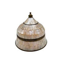 Load image into Gallery viewer, Boîte couverte de nacre et laiton doré – Inde, seconde moitié du XXe siècle Le Charme des Violettes - Brocante en ligne
