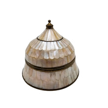 Load image into Gallery viewer, Boîte couverte de nacre et laiton doré – Inde, seconde moitié du XXe siècle Le Charme des Violettes - Brocante en ligne
