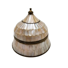 Load image into Gallery viewer, Boîte couverte de nacre et laiton doré – Inde, seconde moitié du XXe siècle Le Charme des Violettes - Brocante en ligne
