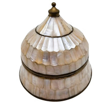 Load image into Gallery viewer, Boîte couverte de nacre et laiton doré – Inde, seconde moitié du XXe siècle Le Charme des Violettes - Brocante en ligne

